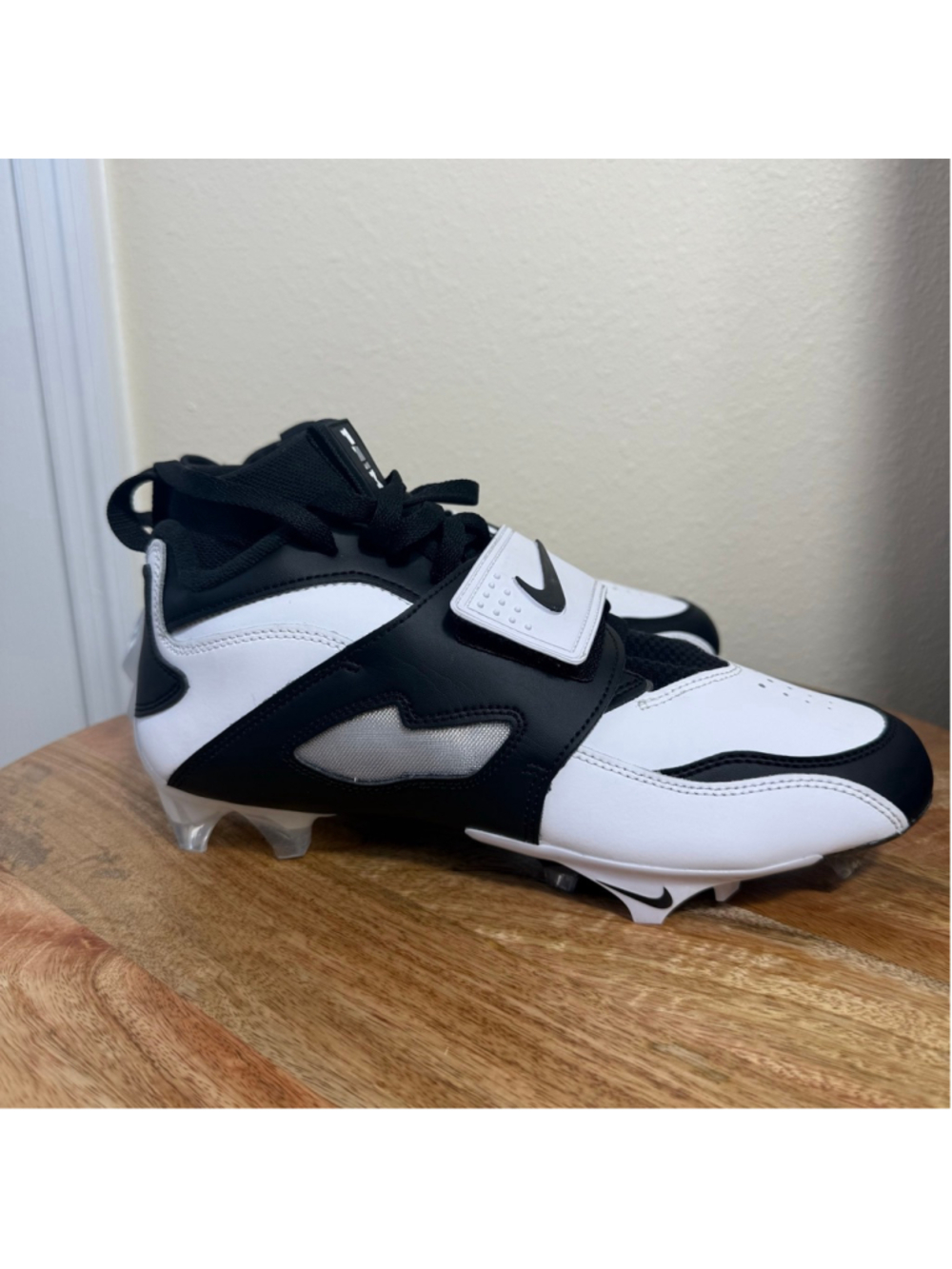 Men's Nike Athletic Shoes 8.5 Black White - Picture 2 of 8